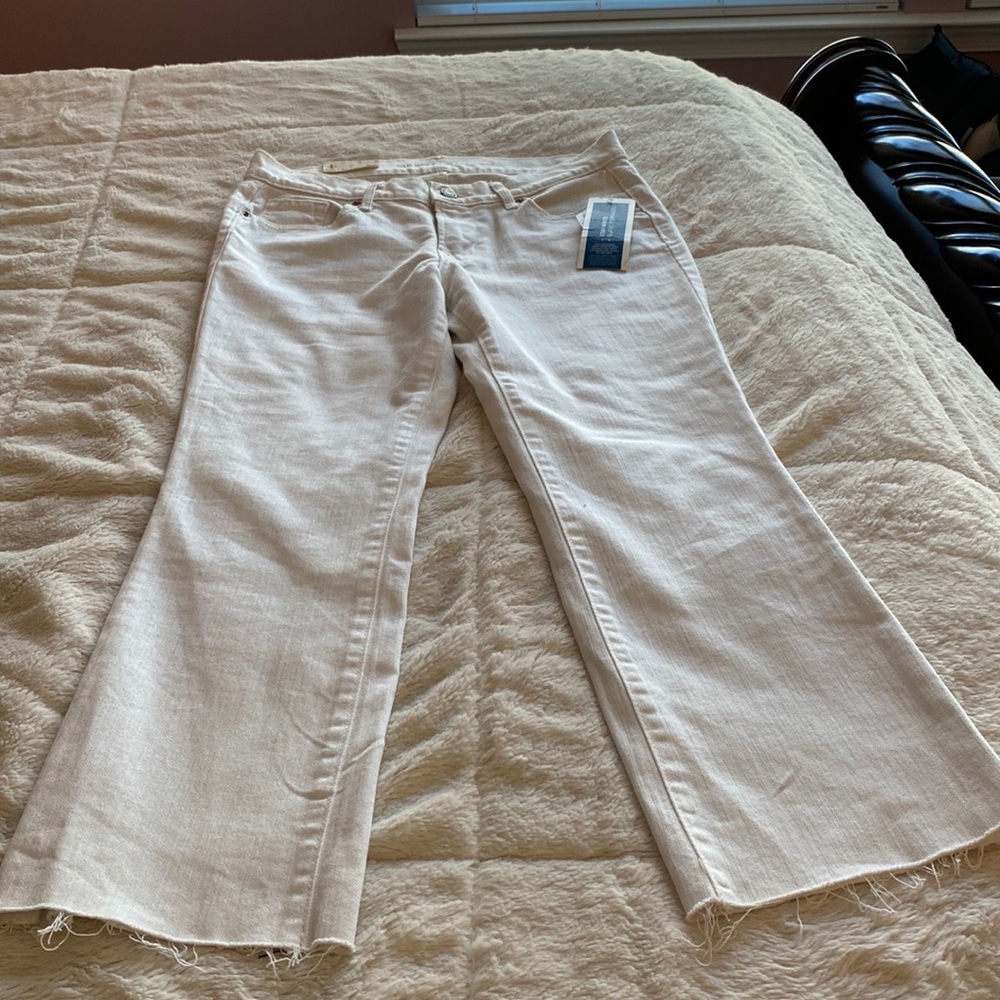 White Old Navy mid-rise flare capris. Never worn